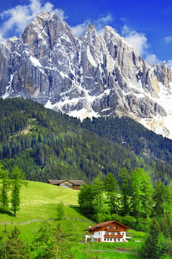美自然令人印象深刻的绿色字段和雪山白云石山脉阿尔卑斯山脉与小村庄北部意大利秋天富内斯