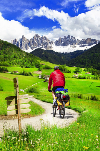 自然体育运动活动骑自行<strong>车白</strong>云石山脉山令人印象深刻的景观北部意大利