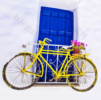 可爱的<strong>酒吧装饰</strong>与老自行车的墙希腊纳克索斯岛岛