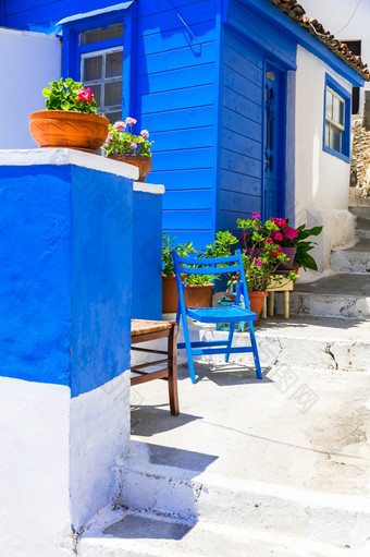 传统的色彩斑斓的希腊系列魅力街道公鸡村萨摩斯岛