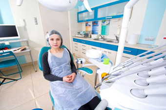 女病人等待为牙科治疗牙科椅子牙科卫生和健康概念上的图像