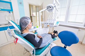 女病人等待为牙科治疗牙科椅子牙科卫生和健康概念上的图像