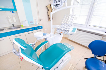 专业牙医工具和椅子的牙科办公室牙科卫生和健康概念上的图像