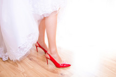 的新娘婚礼衣服和新娘鞋子婚姻和婚礼概念图像