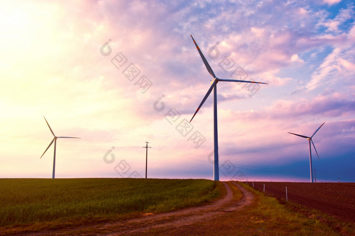 风车的风电场农业土地场和天空日落绿色可再生替代能源源
