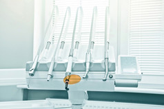 专业牙医工具的牙科办公室牙科卫生和健康概念上的图像