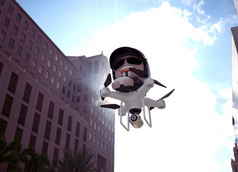 Policedrone飞行通过城市街字符插图