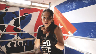 年轻的女运动员看相机做影子拳击锻炼拳击健身房自<strong>我国</strong>防锻炼
