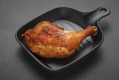 炸鸡与黑色的锅的黑暗语气纹理背景