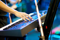 手音乐家玩键盘音乐会与浅深度场焦点正确的手