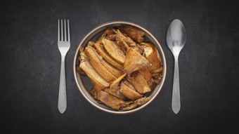 前视图ped美味的棕色（的）中国人红烧鸭碗与勺子和叉黑暗灰色的灰色黑色的语气纹理背景