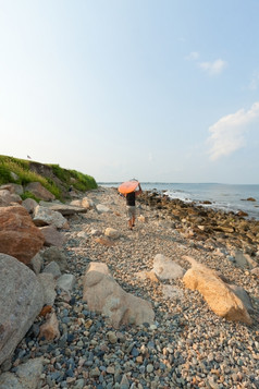 冲浪者的美丽的东部大西洋海岸岩石海岸线