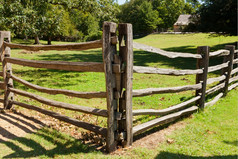 视图的古老的木栅栏的农场