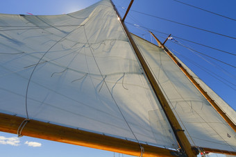 的观点的桅杆帆而且索具的私人帆游艇