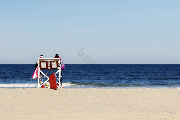 救生员值班热夏天一天的海滩图片