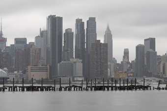 新纽约城市美国6月新纽约城市天际线见过多雾的一天6月