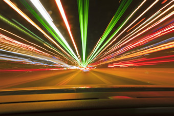 速度车灯小径长曝光速度车灯小径晚上高速公路