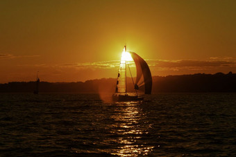 日落的海洋帆船日落的海洋