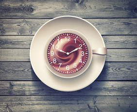 咖啡杯子与时钟木表面