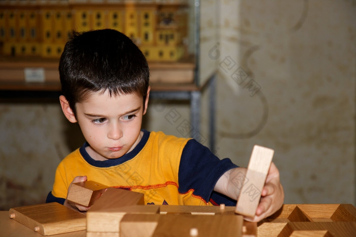 可爱的小男孩戏剧与木砖而且构建房子可爱的小男孩戏剧与木砖在室内而且构建房子