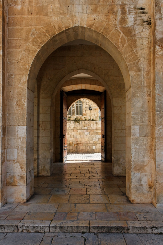 古老的石头拱领先的安妮教堂而且池贝塞斯达耶路撒冷老城市古老的石头拱领先的池贝塞斯达耶路撒冷老城市
