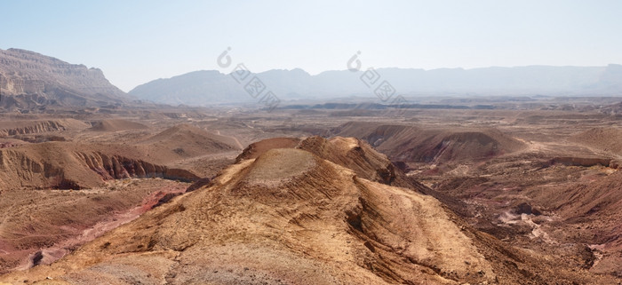 风景优美的沙漠景观的小火山口马赫特什儿子说以色列内盖夫沙漠