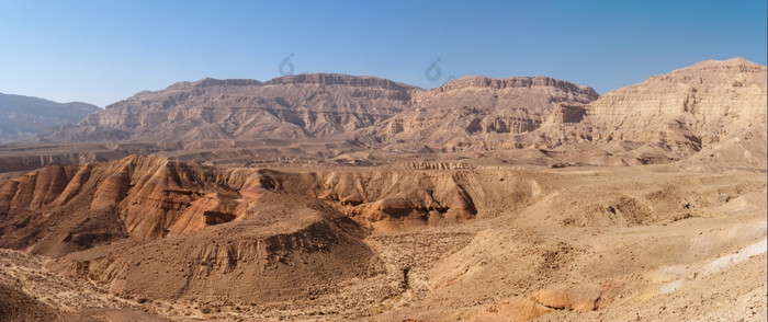 风景优美的沙漠景观的小火山口马赫特什儿子说以色列内盖夫沙漠