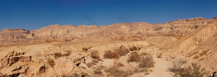 风景优美的沙漠景观的小火山口马赫特什儿子说内盖夫沙漠以色列