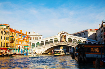 威尼斯12月里亚尔托<strong>桥桥</strong>庞特里亚尔托<strong>桥</strong>阳光明媚的一天与游客12月威尼斯rsquo最古老的而且一个的四个<strong>桥</strong>梁<strong>跨</strong>越的大运河威尼斯