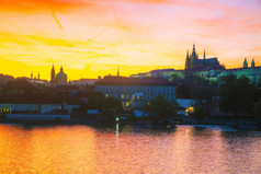 老布拉格城市景观的晚上日落
