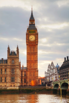 伦敦与的时钟塔而且房子议会日落