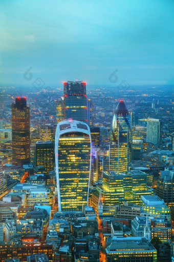 空中概述的城市伦敦金融行政区划晚上
