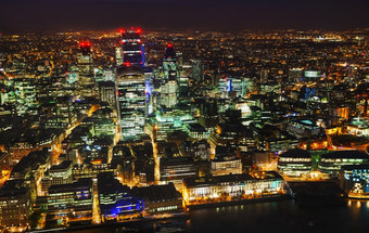 空中概述的城市伦敦金融行政区划晚上