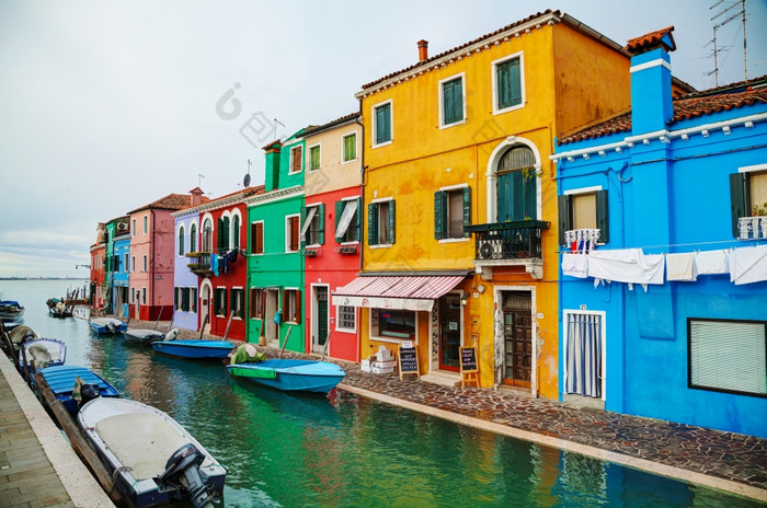burano意大利11月明亮画房子的burano运河11月burano威尼斯意大利rsquo岛的威尼斯环礁湖北部意大利