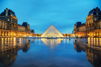 巴黎11月的<strong>罗浮宫</strong>金字塔11月巴黎法国服务的主要入口的<strong>罗浮宫</strong>博物馆完成有成为具有里程碑意义的巴黎