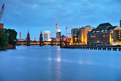 柏林城市景观与oberbaum桥的晚上