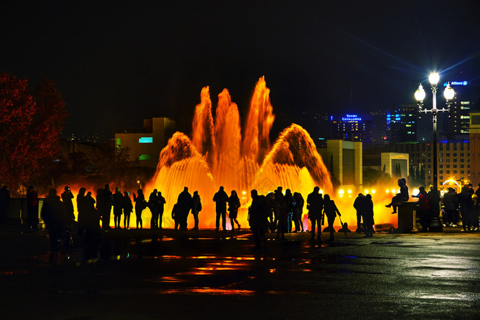 巴塞罗那12月魔法喷泉Montjuic与人晚上12月巴塞罗那西班牙