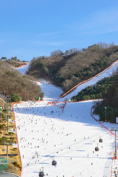的滑雪是滑雪下来的山