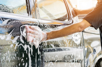 汽车服务工作人员清洁车与海绵和车wash-car详细说明和代客概念