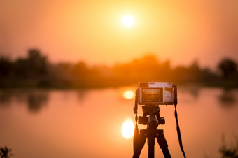 集的相机三脚架记录延时摄影视频的日落