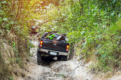 轮开车攀爬困难越野山森林泰国