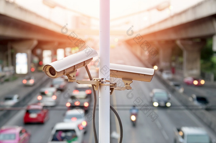 特写镜头交通安全相机监测中央电视台的路的大城市