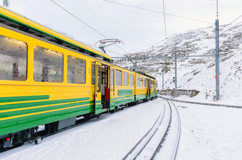 的处女铁路火车那运行从茵特拉肯的处女山<strong>峰会</strong>的阿尔卑斯山脉哪一个被称为前欧洲
