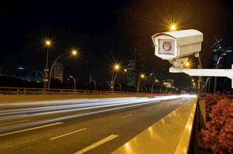 特写镜头<strong>交通安全</strong>相机监测中央电视台的路的晚上城市