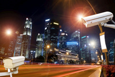 特写镜头交通安全相机监测中央电视台的路的晚上城市