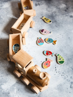 孩子们rsquo木玩具孩子们木火车与马车自然木建设集教育设备孩子们rsquo木机车与各种各样的货物马车