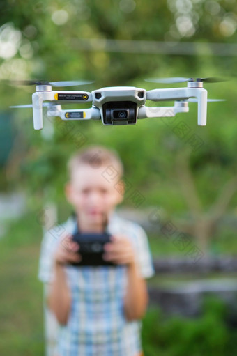 <strong>孩子</strong>飞行无人机男孩操作drones<strong>孩子</strong>操作四轴飞行器小飞行员使用无人机远程控制器