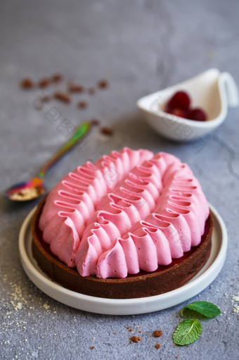 美味的迷你蛋挞与坚果和蛋奶沙司分类美味的和色彩斑斓的甜点樱桃奶油巧克力蛋挞使糕点老板甜蜜的食物粉红色的蛋糕
