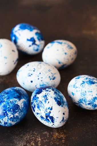 染色复活节鸡蛋拉西奇蓝色的复活节鸡蛋的棕色（的）背景蓝色的斑点复活节鸡蛋与油漆和刷装修鸡蛋准备为复活节