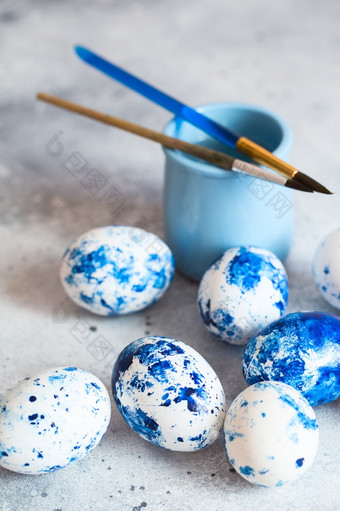 染色复活节鸡蛋拉西奇蓝色的复活节鸡蛋的灰色背景蓝色的斑点复活节鸡蛋与油漆和刷装修鸡蛋准备为复活节